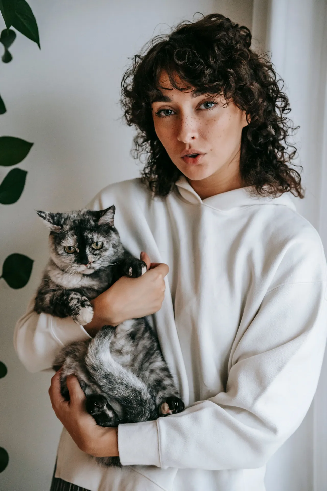 Женщина дома обнимает кошку